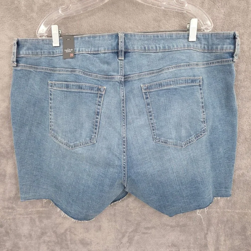 Torrid 5 Inch Perfect Boyfriend Classic Denim Mid Rise Shorts 20 Studs Plus New